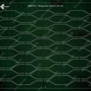 Peut inclure: Une feuille rectangulaire vert foncé avec de nombreuses découpes géométriques blanches. Les découpes sont en forme de losange avec des lignes de connexion. Le texte en haut indique "PM02T03 - Hexágonos 25 mm X 45 mm". La feuille a des coins arrondis et de petits trous.