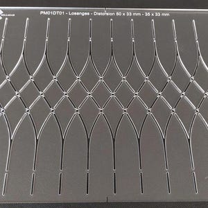 Peut inclure: Gabarit en acrylique transparent avec un motif géométrique répétitif de formes arquées et de losanges. Le gabarit porte le texte "PM01DT01 - Losanges - Distorsion 60 x 33 mm - 35 x 33 mm" et l'adresse du site web "www.sellegab.com".