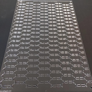 Könnte beinhalten: Eine transparente, rechteckige Acrylplatte mit einem sich wiederholenden geometrischen Muster. Das Muster besteht aus miteinander verbundenen Formen, die in einem Raster angeordnet sind. Der Text "sellagab.com" ist unten sichtbar.