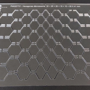 Può includere: Sagoma in acrilico trasparente con un motivo di forme esagonali collegate. La sagoma include il testo "PM02DT01 - Hexagones décroissants 35 > 25 < 20 < 15 < 10 < 05 X 41 mm" e l'indirizzo web "sellagab.com".