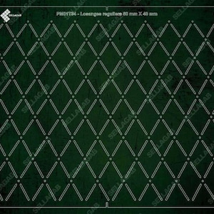Könnte beinhalten: Eine transparente, rechteckige Schablone mit einem Rautenmuster, mit dem Text "PH01784 - Losanges reguliers 80 mm X 40 mm". Die Schablone hat einen dunkelgrünen Hintergrund und weiße Linien. Abmessungen: ca. 8 cm x 4 cm.