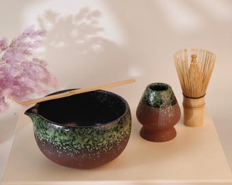 Juego japonés de matcha con batidor de bambú, cuenco chawan de cerámica moteada, soporte para chasen y cuchara, juego para la ceremonia del té