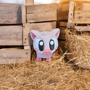Może przedstawiać: Jasnofioletowa figurka świni z dużymi niebieskimi oczami, różowymi uszami i różowym pyskiem. Świnia stoi na sianie przed drewnianym tłem. Figurka ma kreskówkowy design i jest drukowana w 3D.