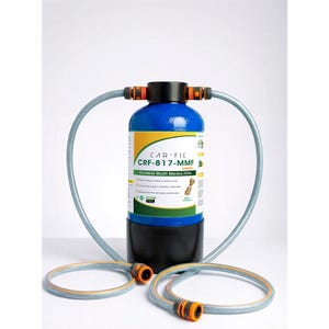 Puede incluir: Un filtro de agua multimedia portátil azul y negro con el texto "CAR-FIL CRF-817-MMF". El filtro tiene dos mangueras grises con conectores naranjas. El filtro está diseñado para eliminar contaminantes.