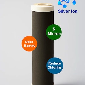 Puede incluir: Filtro de agua cilíndrico con cuerpo gris oscuro y extremos blanquecinos. El filtro tiene el logotipo "CAR-FIL" y texto que indica que reduce el cloro, elimina olores y filtra a 5 micras. La imagen también muestra el texto "Silver Ion".