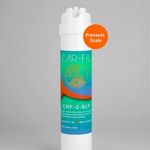 Könnte beinhalten: Weißer zylindrischer Wasserfilter mit einem grünen, blauen und orangefarbenen Etikett mit der Aufschrift "CAR-FIL" und "CRF-2-SLF". Ein orangefarbener Kreis mit dem Text "Prevents Scale" befindet sich auf der rechten Seite. Der Filter soll Kalk entfernen.
