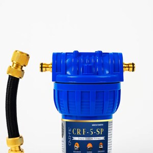 Könnte beinhalten: Ein blauer Wasserfilter mit goldfarbenen Anschlüssen und einem schwarzen Schlauch. Der Filter trägt die Aufschrift "CRF-5-SP" und "Depo Dolum Filtresi". Der Filter ist für die Wasserfiltration konzipiert.