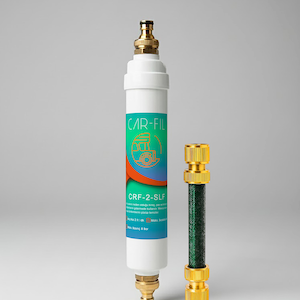 Puede incluir: Un filtro de agua blanco y dorado con el texto "CAR-FIL" y "CRF-2-SLF". Junto a él, una manguera verde con conectores dorados. El conjunto está diseñado para la filtración de agua.