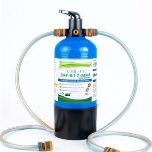 Puede incluir: Un filtro de agua azul y negro con el texto "CAR-FIL CRF-817-MMF SEMI-MANUEL Portable Multi Media Filter". El filtro tiene mangueras plateadas y conectores naranjas, con un grifo plateado en la parte superior.