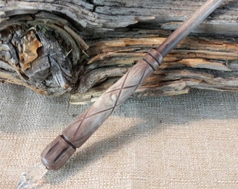 Varita mágica de madera envejecida, hecha a mano, de magia y fantasía.