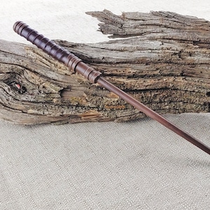 Toverstaf met leren handvat, handgemaakt hout, magie en fantasie
