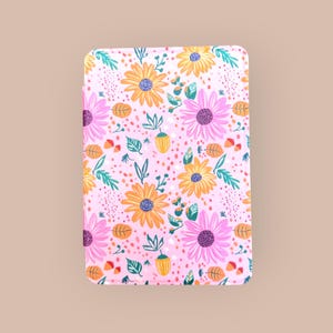 Puede incluir: Un patrón floral rectangular con flores rosas y amarillas, hojas verdes y detalles en naranja sobre un fondo rosa claro. El diseño incluye pequeños puntos naranjas y rosas, e ilustraciones de bellotas. El tema general es un diseño botánico alegre.