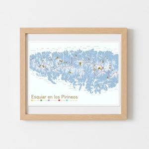 Può includere: Una stampa incorniciata con una mappa dei Pirenei, con dettagli topografici blu e marroni. Il testo "Esquiar en los Pirineos" è in basso. La cornice è di colore legno chiaro.