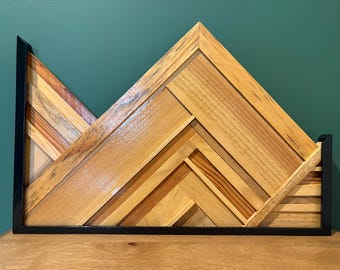 Recycled Pallet Wood Mountain Wall Art - Rustikales Cabin Decor