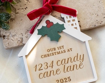 Adorno navideño personalizado para casa nueva con dirección personalizada. Nuestra primera Navidad en 2025. Regalo ideal para inauguración de casa o para parejas.