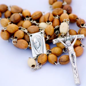 Rosario católico hecho a mano con cuentas de madera de dos tonos, crucifijo papal y medalla central de la Santísima Madre.