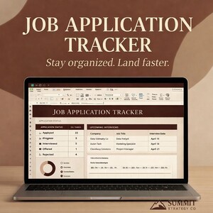 Peut inclure: Un ordinateur portable affiche un tableur "Job Application Tracker". L'écran montre les statuts des candidatures et les détails des entretiens. Le texte "Stay organized. Land faster." est au-dessus.