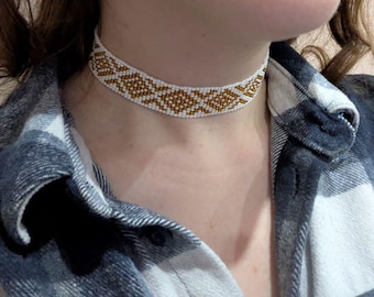 Geometrische Perlen Choker Halskette, Weiß und Gold Seed Bead Loom Schmuck, Boho Chic Statement Halskette, Zierliches Gold gemustertes Geschenk für Sie