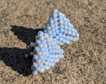 Puces d'oreilles triangulaires perlées 3D, boucles d'oreilles montantes géométriques bleues et grises, bijoux tissés à la main au point de peyote, boucle d'oreille bohème pastel minimaliste