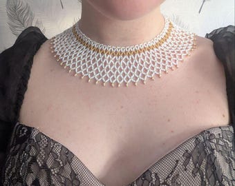 Handgewebte Perlenkragen-Halskette Sylyanka, Abnehmbarer Spitzenchoker, Schwarz-Gold Statement Lätzchen