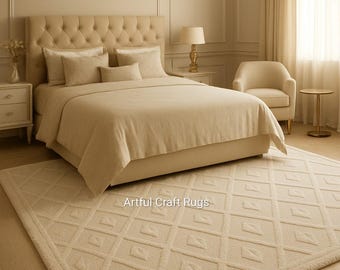 Pode incluir: Quarto bege com cabeceira almofadada, roupa de cama a condizer e tapete estampado. O tapete apresenta um design geométrico e o texto "Artful Craft Rugs". Uma luminária e uma lâmpada de cabeceira também são visíveis.