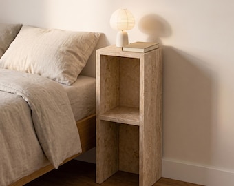 Smal nachtkastje met plank, klein nachtkastje, slanke bijzettafel, modern minimaal slaapkamermeubilair, bijzettafeltje in travertijnlook