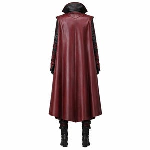 K&ouml;nnte beinhalten: Ein burgunderfarbener Ledermantel mit langem Umhang, schwarzen &Auml;rmeln und einem schwarzen Kragen. Der Mantel wird mit schwarzen Stiefeln kombiniert. Das Outfit ist f&uuml;r Cosplay- oder Kost&uuml;mveranstaltungen konzipiert.