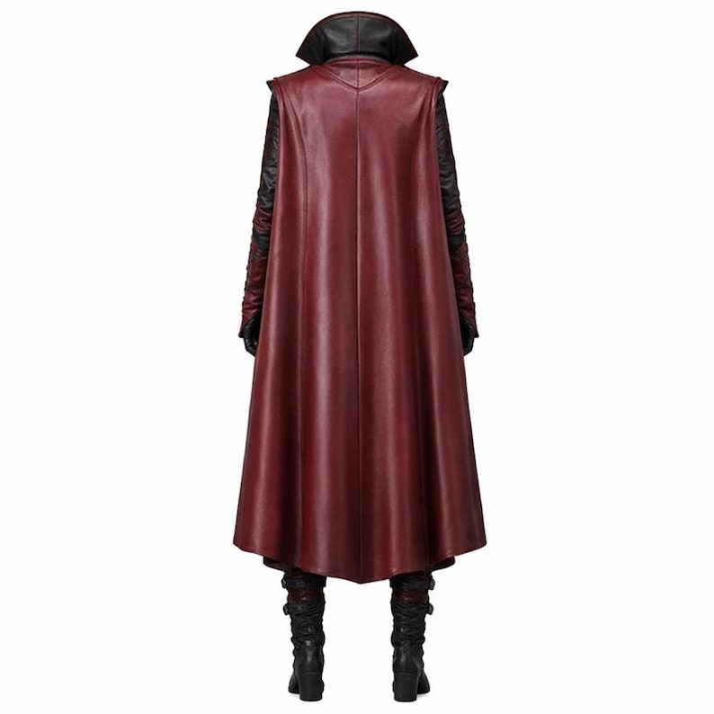K&ouml;nnte beinhalten: Ein burgunderfarbener Ledermantel mit langem Umhang, schwarzen &Auml;rmeln und einem schwarzen Kragen. Der Mantel wird mit schwarzen Stiefeln kombiniert. Das Outfit ist f&uuml;r Cosplay- oder Kost&uuml;mveranstaltungen konzipiert.