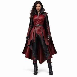 K&ouml;nnte beinhalten: Ein rot-schwarzes Kost&uuml;m mit einem langen Mantel mit Umhang, einem G&uuml;rtel und einer schwarzen Hose. Der Mantel hat einen hohen Kragen und wird mit schwarzen Handschuhen und Stiefeln kombiniert. Das Outfit hat ein mehrschichtiges Design und eine elegante, moderne &Auml;sthetik.