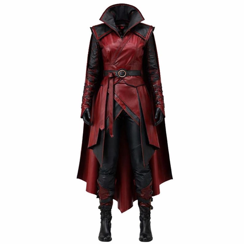 K&ouml;nnte beinhalten: Ein rotes und schwarzes Kost&uuml;m mit einem langen Mantel mit Umhang, einem G&uuml;rtel und passenden Hosen und Stiefeln. Der Mantel hat einen hohen Kragen und aufwendige Details an den &Auml;rmeln. Das Outfit ist aus leder&auml;hnlichem Material.