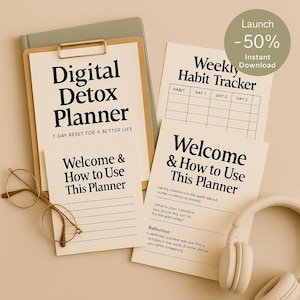 Könnte beinhalten: Ein beiger Klemmbrettordner zeigt einen "Digital Detox Planner" mit dem Text "7-Day Reset for a Better Life". Papiere umfassen einen "Weekly Habit Tracker" und einen Leitfaden "Welcome & How to Use This Planner". Goldgerahmte Brille und Kopfhörer sind ebenfalls vorhanden.