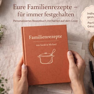 Puede incluir: Un libro de cocina de color terracota, titulado "Familienrezepte", se sostiene abierto, mostrando el título y los nombres "Sarah & Michael". La portada presenta una ilustración blanca de una olla y una cuchara. El texto superior dice "Eure Familienrezepte - für immer festgehalten."