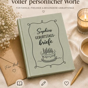 Puede incluir: Un diario verde salvia con el texto "Sophies Geburtstagsbriefe" y una ilustraci&oacute;n de pastel. El diario est&aacute; junto a una vela encendida, una taza de caf&eacute; y un bol&iacute;grafo. El diario es un regalo para familiares, amigos y cumplea&ntilde;os especiales.