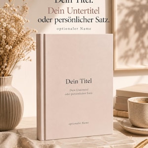 Op de afbeelding: Een lichtroze hardcover boek met de tekst "Dein Titel," "Dein Untertitel oder persönlicher Satz," en "optionaler Name" op de voorkant gedrukt. Het boek staat rechtop op een marmeren ondergrond met een rij kleurstaaltjes.