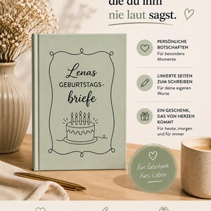 Puede incluir: Un diario verde salvia con el texto "Lenas Geburtstagsbriefe" y una ilustraci&oacute;n de pastel. El diario est&aacute; junto a un bol&iacute;grafo, un peque&ntilde;o regalo redondo y una taza de caf&eacute;. El texto en el diario dice "Para todas las palabras que nunca dices en voz alta."