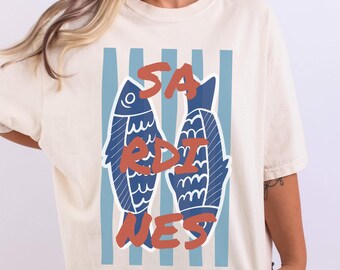 Koszulka z nadrukiem "Sardine Shirt Comfort Colors" z motywem ryby w puszce, estetyczna koszulka z motywem syreny i wybrzeża, letnia koszulka z włoskim motywem Amalfi, modna dziewczyna z motywem ryby i sardynek