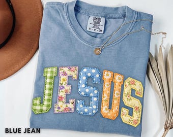 Komfortfarben Jesus Shirt, Faux Quilted Patch Christliches Grafik-T-Shirt, trendiges Glaube-Blumenshirt, religiöses Geschenk für Frauen, Boho-Bibel-Vers