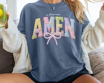 Komfortfarben Jesus Shirt, Faux Quilted Patch Christliches Grafik-T-Shirt, trendiger Glaube mit Blumen, religiöses Geschenk für Frauen, Boho Bibel-Vers-T-Shirt