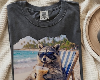 Lustiges Waschbär-Eiskaffee-Shirt, Strand-Waschbär-Meme-T-Stück, Sommer-Vibes-Tier-Shirt, Küstenästhetik-T-Stück, Comfort Colors®