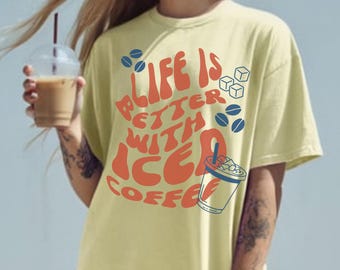 Das Leben ist besser mit gefrortem Kaffee Shirt, niedlichem trendigem Kaffee-Liebhaber-T-Shirt, Sommerkaffee-Ästhetik-Shirt, Viral Coffee Mom Geschenk, Komfortfarben