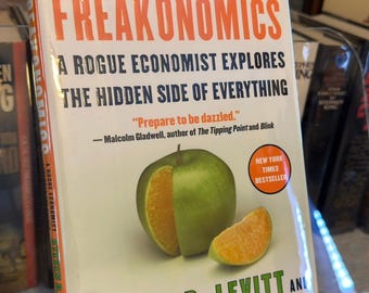 Freakonomics de Steven D. Levitt y Stephen J. Dubner / Primera edición de 2005 en tapa dura