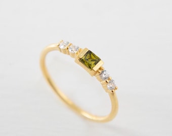 Anello in oro 14 carati con peridoto e dettagli in diamanti, realizzato a mano.