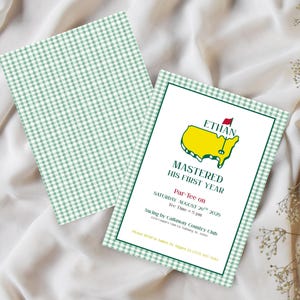 Peut inclure: Une invitation avec un motif vichy vert et blanc. L'invitation présente le texte "ETHAN MASTERED HIS FIRST YEAR" avec un graphique de terrain de golf jaune et vert. L'événement est prévu pour le samedi 29 août 2025.