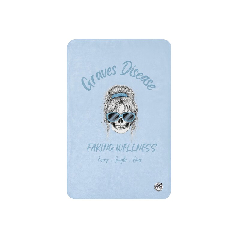 Pu&ograve; includere: Una coperta rettangolare azzurra con una grafica centrale raffigurante un teschio con un'acconciatura a chignon spettinato e occhiali da sole blu. Il testo recita Graves Disease, Faking Wellness e Every Single Day in blu.