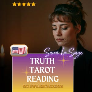 Może przedstawiać: Kobieta jest przedstawiona w słabo oświetlonym otoczeniu ze świecami. Obraz zawiera tekst „Truth Tarot Reading” i „No Sugarcoating”. Obecna jest ikona amerykańskiej flagi. Ogólnym tematem są odczyty tarota i duchowość.
