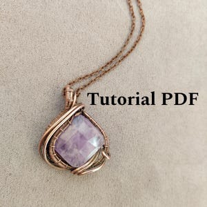 Pode incluir: Um colar com pingente artesanal de fio de cobre com uma pedra preciosa de ametista quadrada e facetada. O pingente é intrincadamente enrolado com fio de cobre, suspenso de uma delicada corrente de cobre. O texto "Tutorial PDF" é visível.