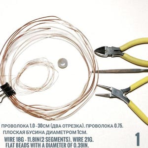 Peut inclure: Un ensemble de fournitures pour la cr&eacute;ation de bijoux, comprenant du fil de cuivre, une perle plate et divers outils. Le texte indique : WIRE 18G - 11.8IN(2 SEGMENTS). WIRE 21G. FLAT BEADS WITH A DIAMETER OF 0.39IN. La perle plate mesure 1 cm de diam&egrave;tre.