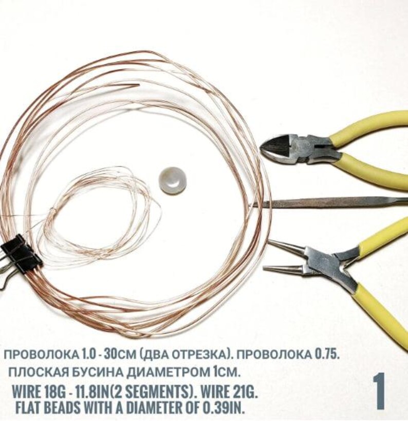 Peut inclure: Un ensemble de fournitures pour la cr&eacute;ation de bijoux, comprenant du fil de cuivre, une perle plate et divers outils. Le texte indique : WIRE 18G - 11.8IN(2 SEGMENTS). WIRE 21G. FLAT BEADS WITH A DIAMETER OF 0.39IN. La perle plate mesure 1 cm de diam&egrave;tre.