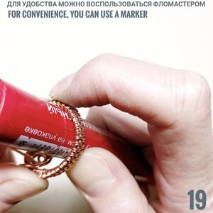 Peut inclure: Une bague en fil de cuivre est tenue pr&egrave;s d'un marqueur rouge. La bague pr&eacute;sente un motif en spirale. Le texte sur le marqueur est partiellement visible. L'image comprend &eacute;galement le texte "FOR CONVENIENCE, YOU CAN USE A MARKER."