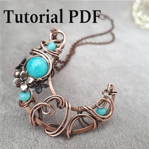Puede incluir: Collar con colgante de media luna color cobre con cuentas turquesas. El colgante presenta intrincados trabajos de alambre y detalles florales. El texto "Tutorial PDF" está en la imagen.